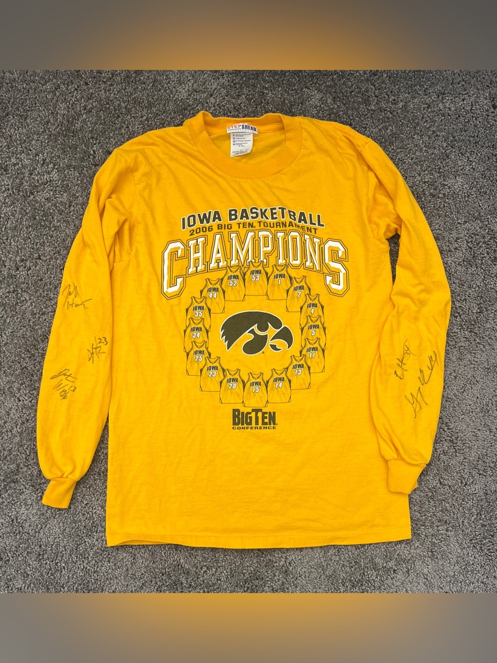 Iowa Hawkeyes Shirt Size Small 2006 Men’s Basketball Gold Long Sleeve AUTOGRAPHS